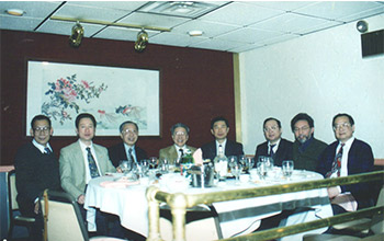 何天祺院长应邀来到马来西亚，为当地疑难重症病人诊治，受到马来西亚国家卫生部部长李金狮热情接待并合影